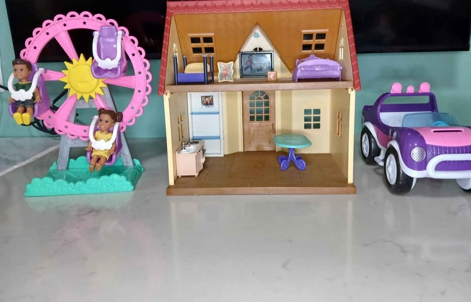 Dollhouse, Ferris Wheel, Car, 2 Dolls - photo 3
