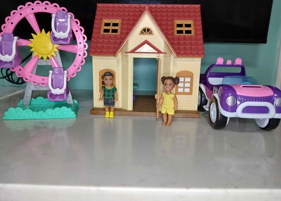 Dollhouse, Ferris Wheel, Car, 2 Dolls - photo 4