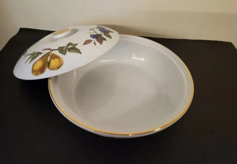 Royal Worcester Evesham Round Casserole w/ Lid - photo 2