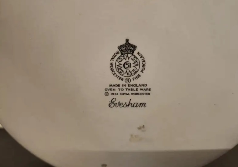 Royal Worcester Evesham Round Casserole w/ Lid - photo 4