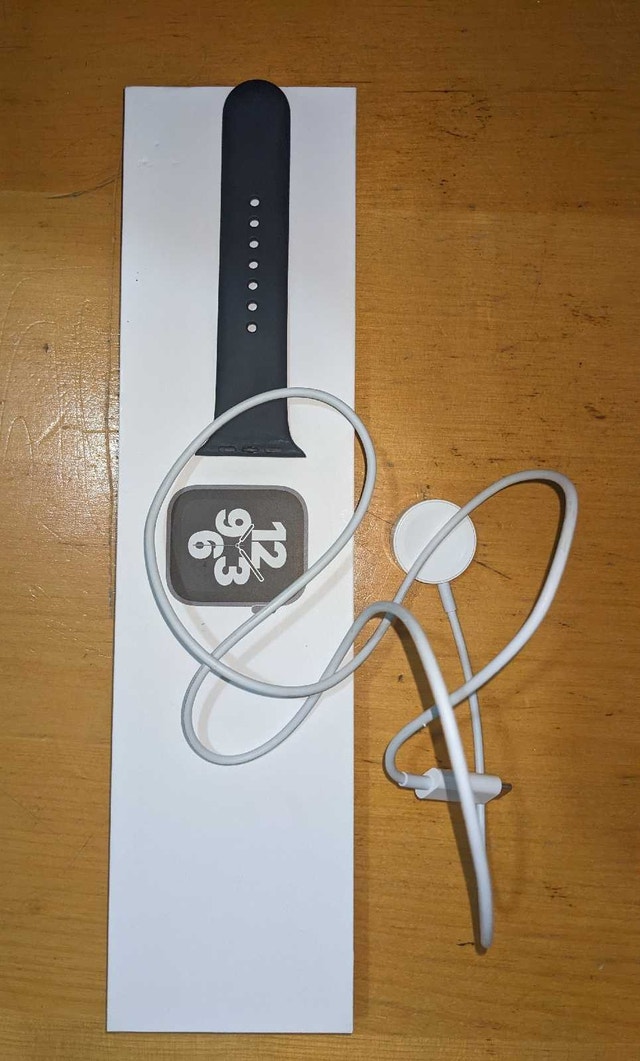 Apple Watch SE 44MM GPS - 1st Gen - photo 2