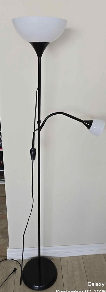 Ikea Lamp with warm white bulb and Focus light bulb - photo 2