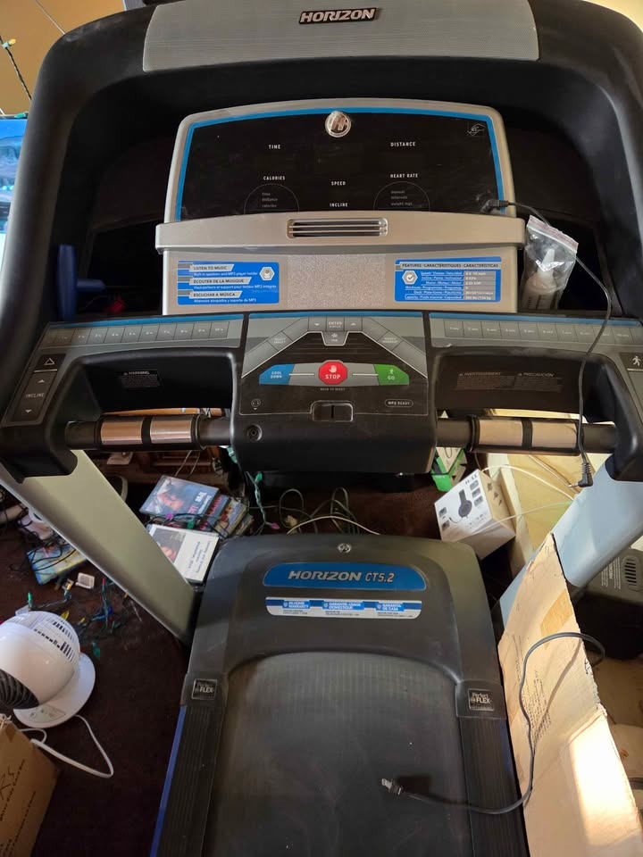 Horizon CT 5.4 Folding Treadmill - photo 3