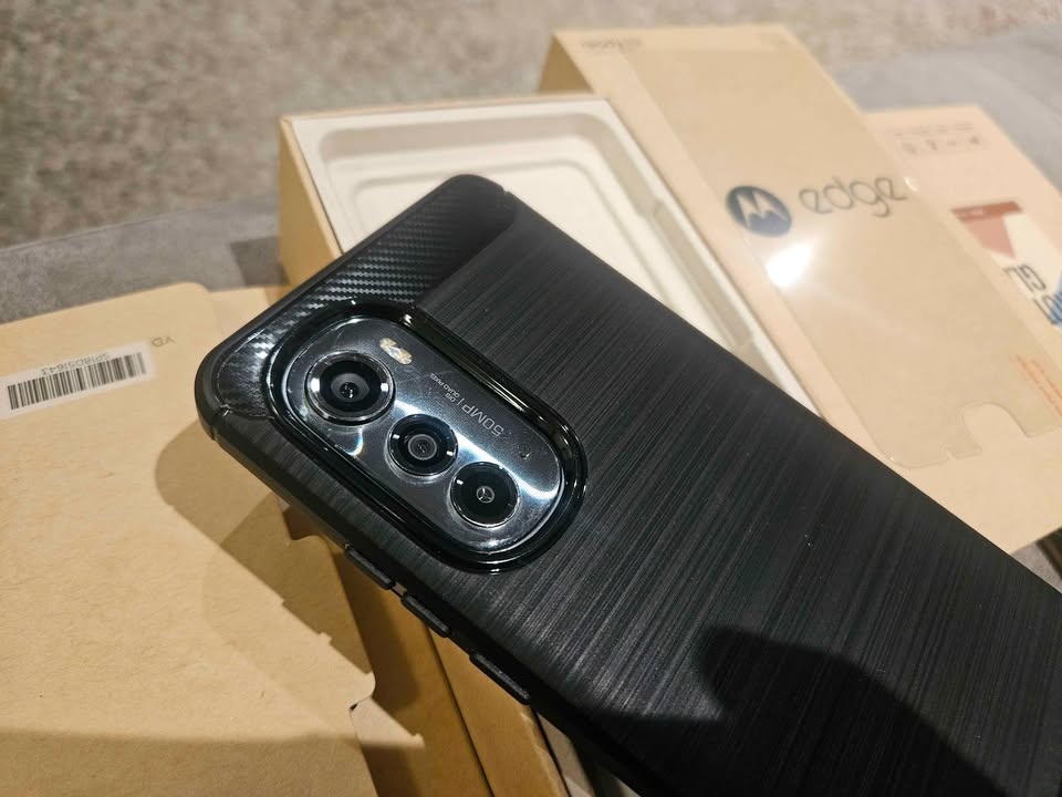 Moto Edge 256GB 5G with New Case & Screen Glass (Box) - photo 2