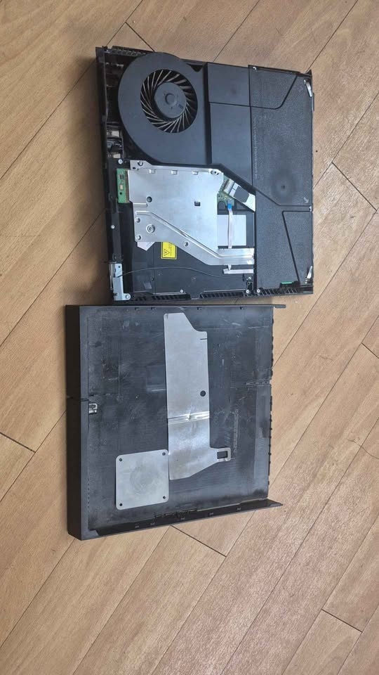 2 PS4s (Broken, 1 Needs Minor Repair) - Both for $40 - photo 2