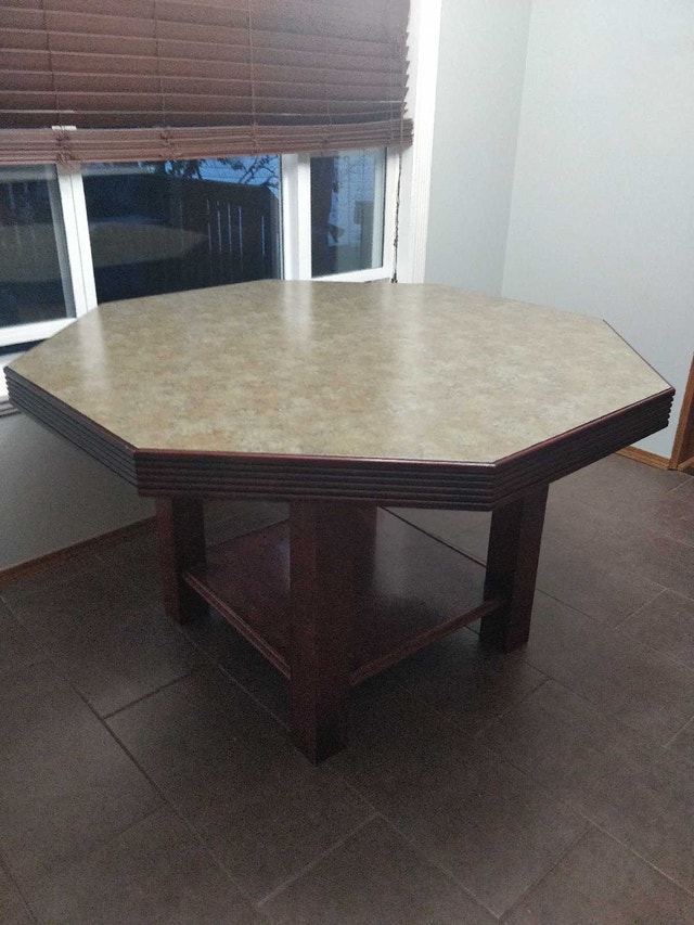 Octagonal Dining Table - Great Condition - photo 2