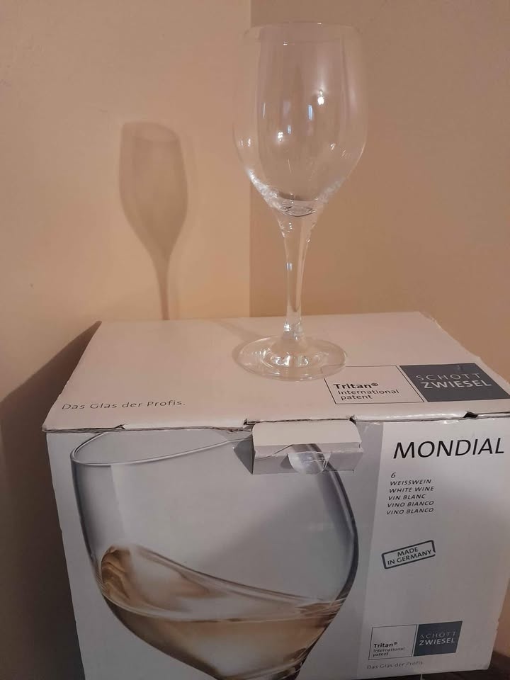 Wine glasses (6)