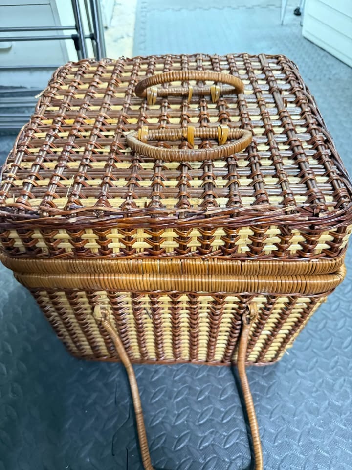 Picnic Basket with Plates and Utensils - photo 2