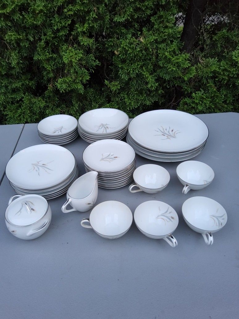 Style House SIMPLICITY Dinnerware Set - Fine China