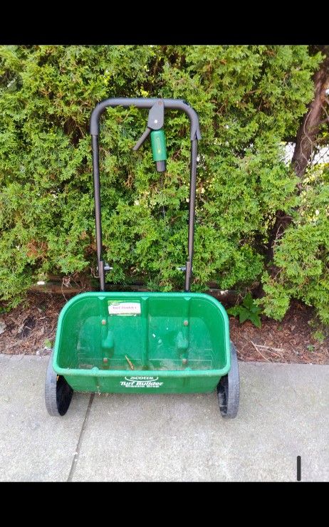 Scotts Turf Builder Classic Drop Spreader (XL)
