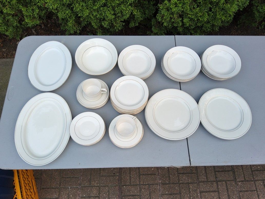 Gibson Everyday Dinnerware Set - Gold Trim