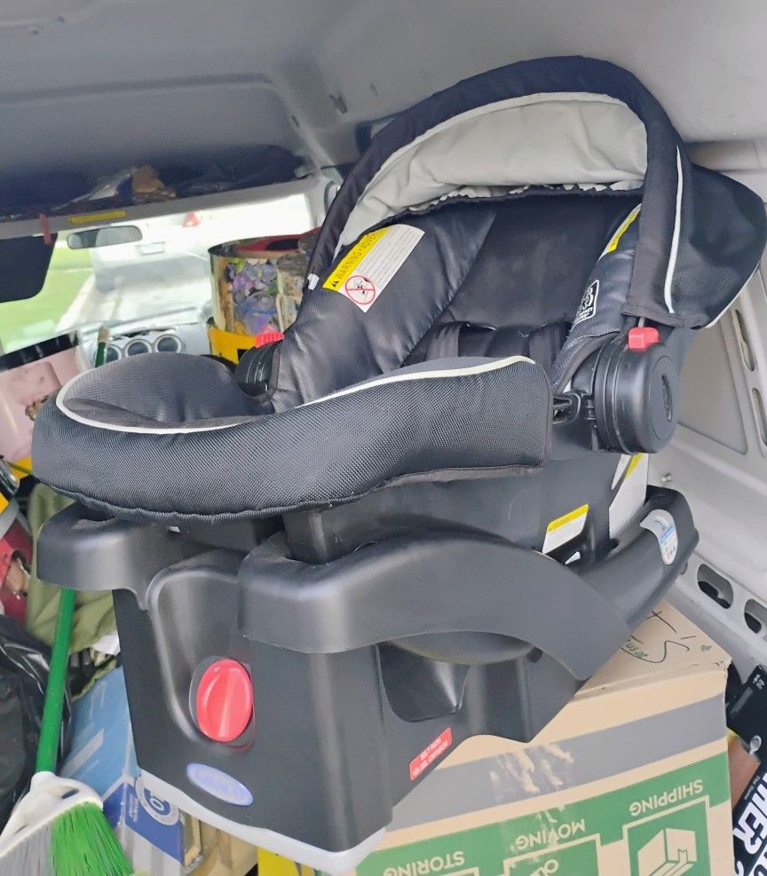 Graco SnugRide SnugLock 35 Infant Car Seat w/ Base - photo 3