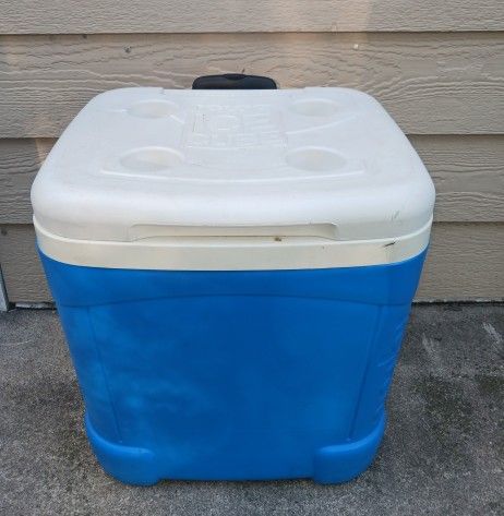 IGLOO Ice Cube Wheeled Roller Cooler