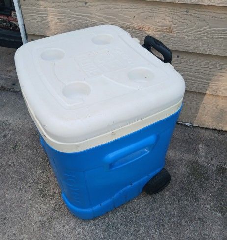 IGLOO Ice Cube Wheeled Roller Cooler - photo 3