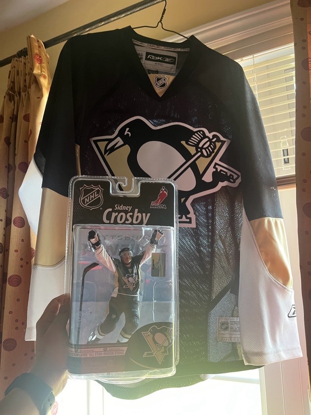 Reebok Sidney Crosby Jersey and Figurine - photo 4