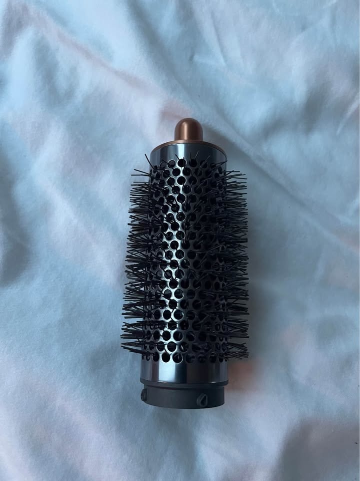 Genuine Dyson Medium Volumising Brush with Box - photo 2