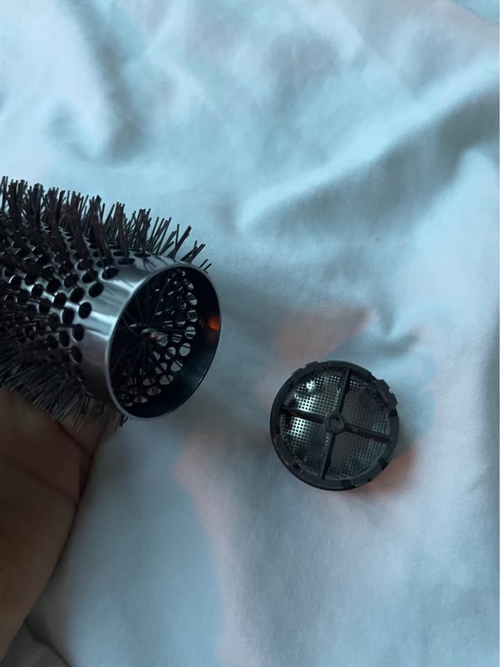 Genuine Dyson Medium Volumising Brush with Box - photo 3