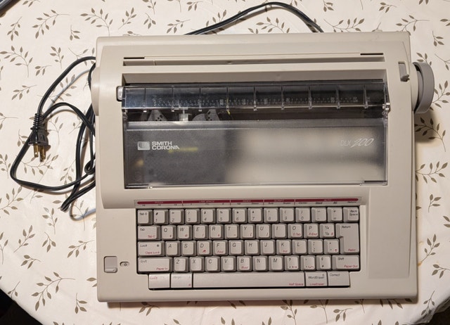Smith Corona DLX 200 Electric Typewriter - photo 2
