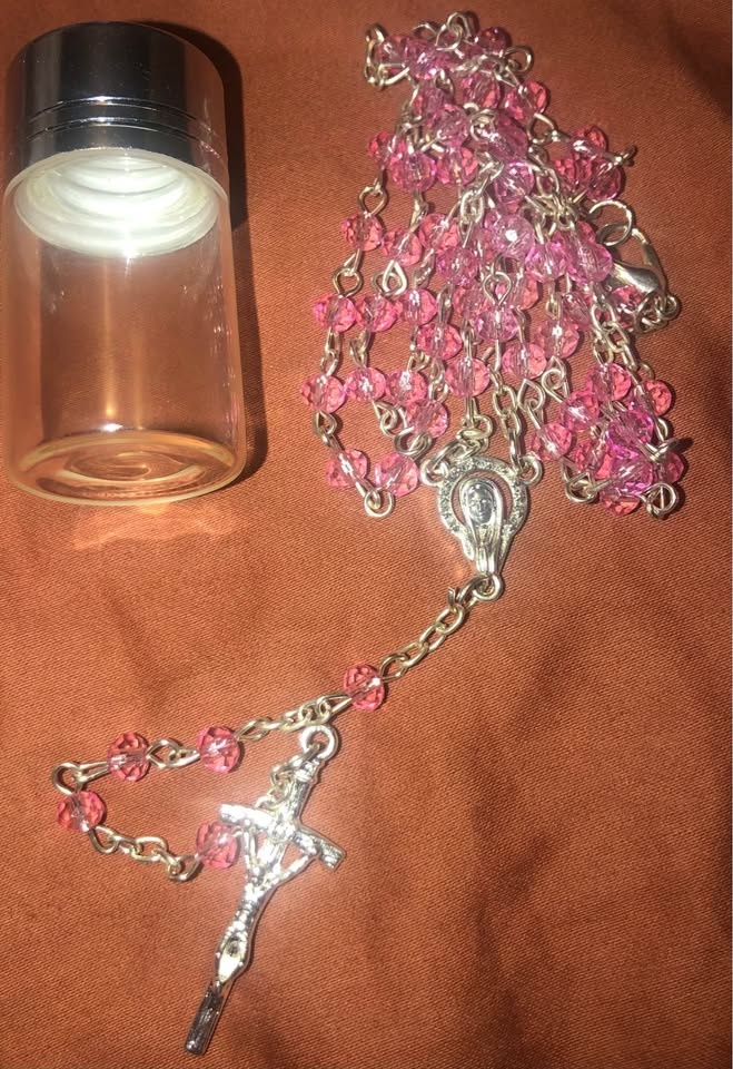 Pink rosary necklace in a small container - photo 2