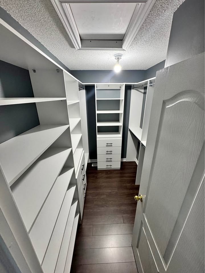 Walk-in closet / C shape closet / design