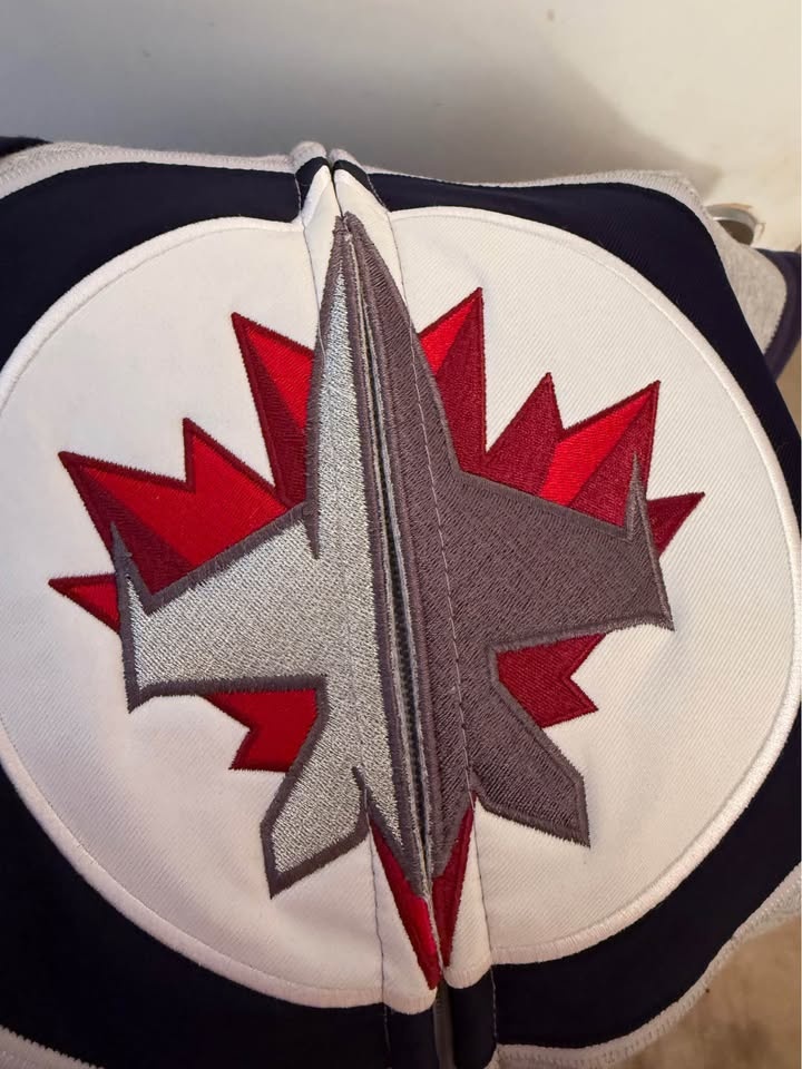 Winnipeg Jets Zip Up Hoodie - Men's Medium - photo 5