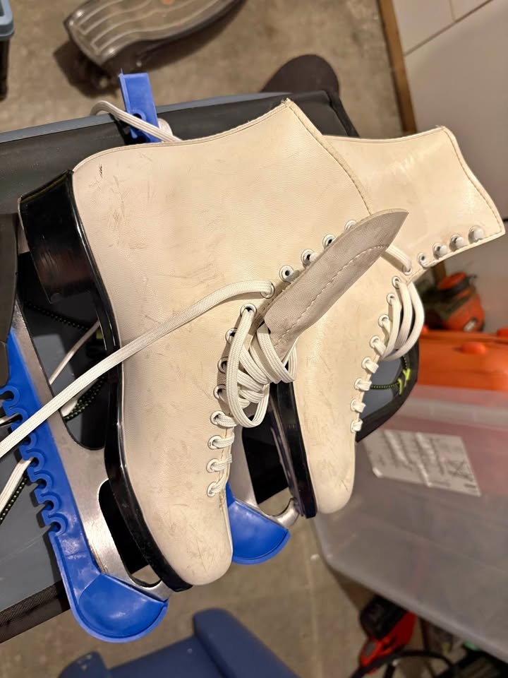 Ladies Size 9 Skates