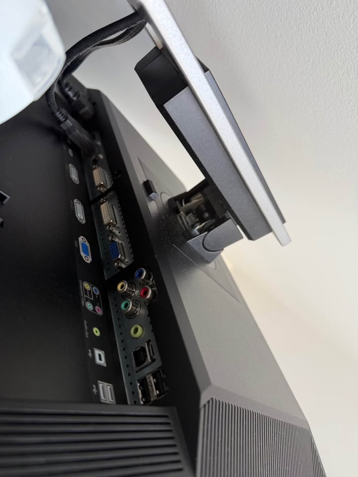 DELL 24” Ultrasharp U2410 Monitor - photo 2
