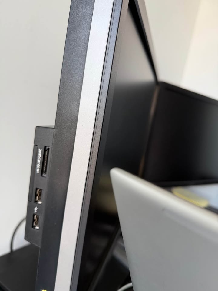 DELL 24” Ultrasharp U2410 Monitor - photo 3