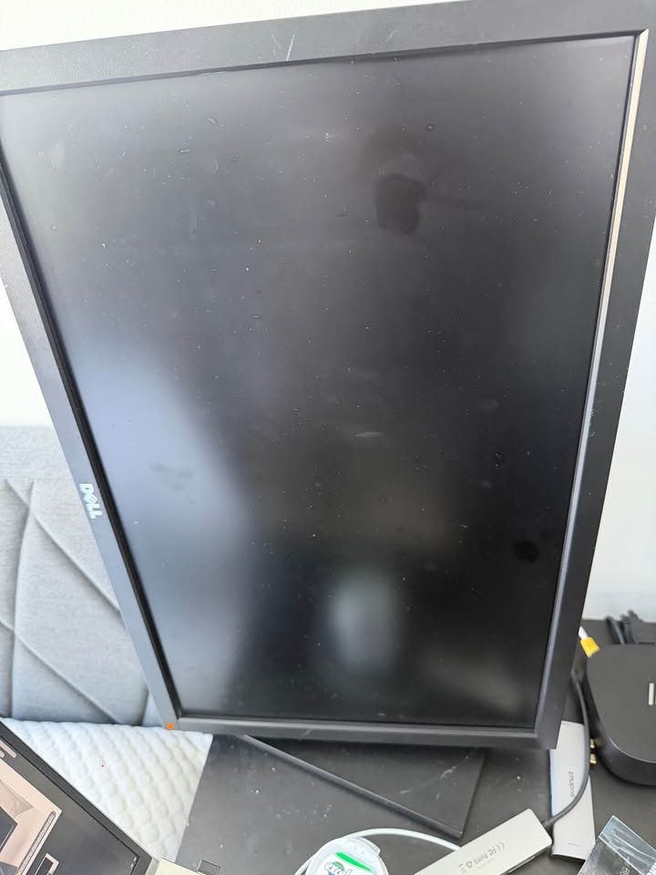 DELL 24” Ultrasharp U2410 Monitor - photo 4