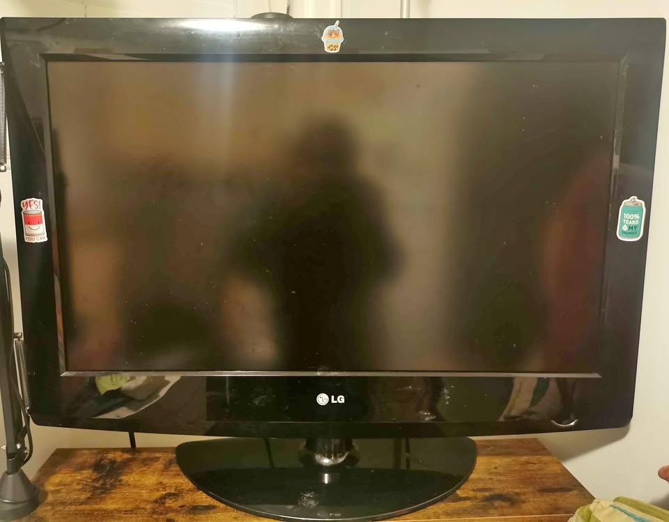 LG 32 TV with free remote