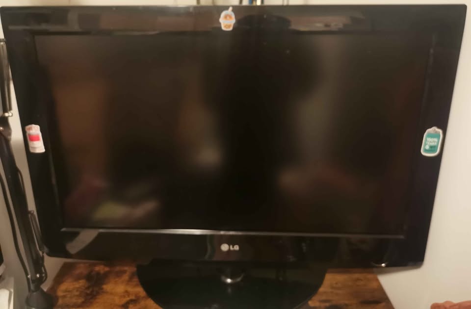 LG 32 TV with free remote - photo 3