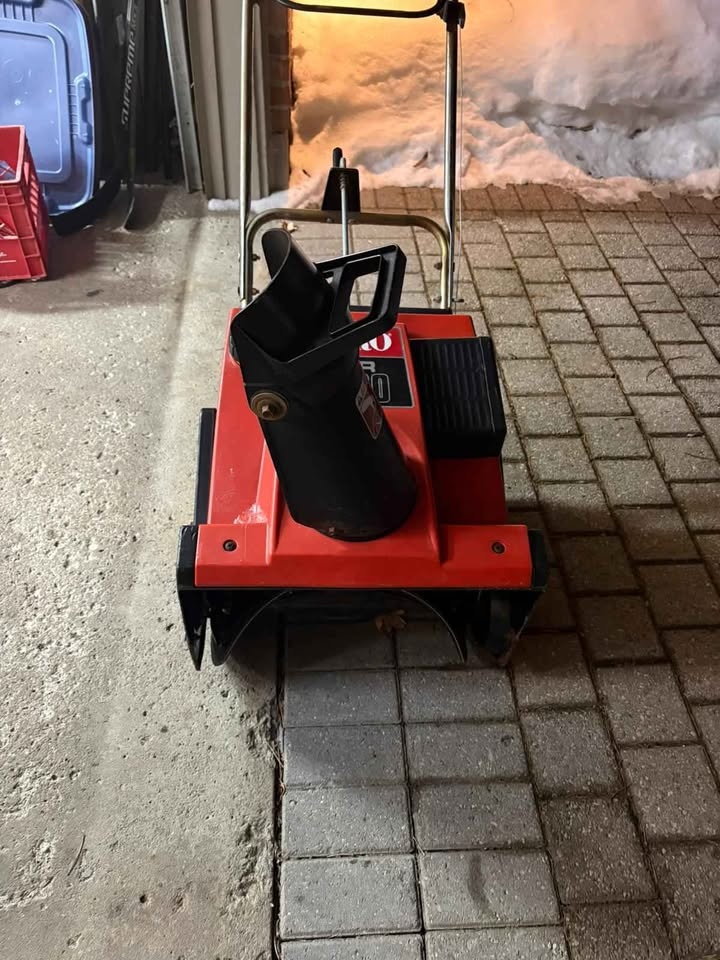 Toro CCR 2000 Snowblower/Snow Thrower - photo 2