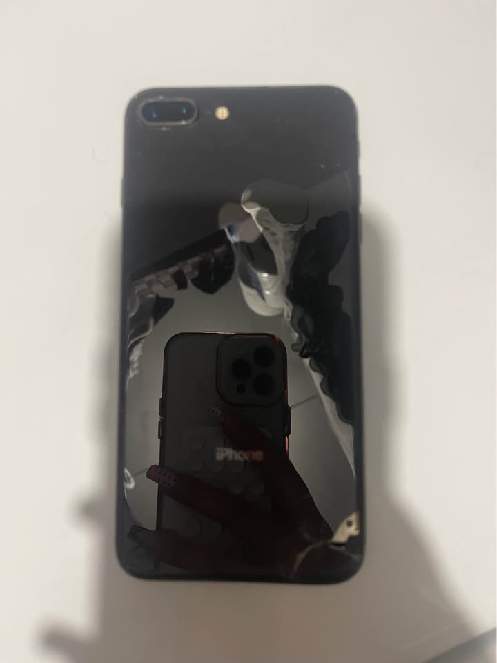 iPhone 8 - photo 2