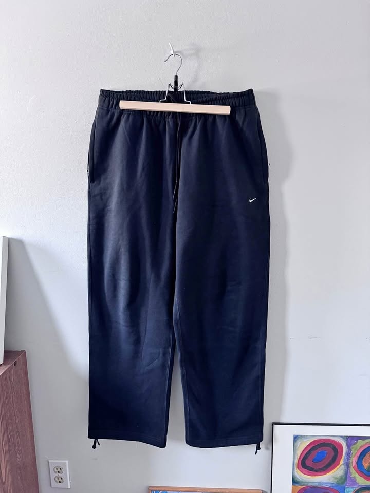 Nike Solo Swoosh Zippered Sweatpant szL