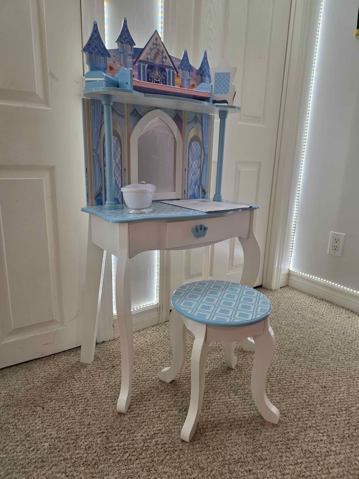 Teamson Kids Dreamland Castle Vanity Table & Stool Set - photo 2