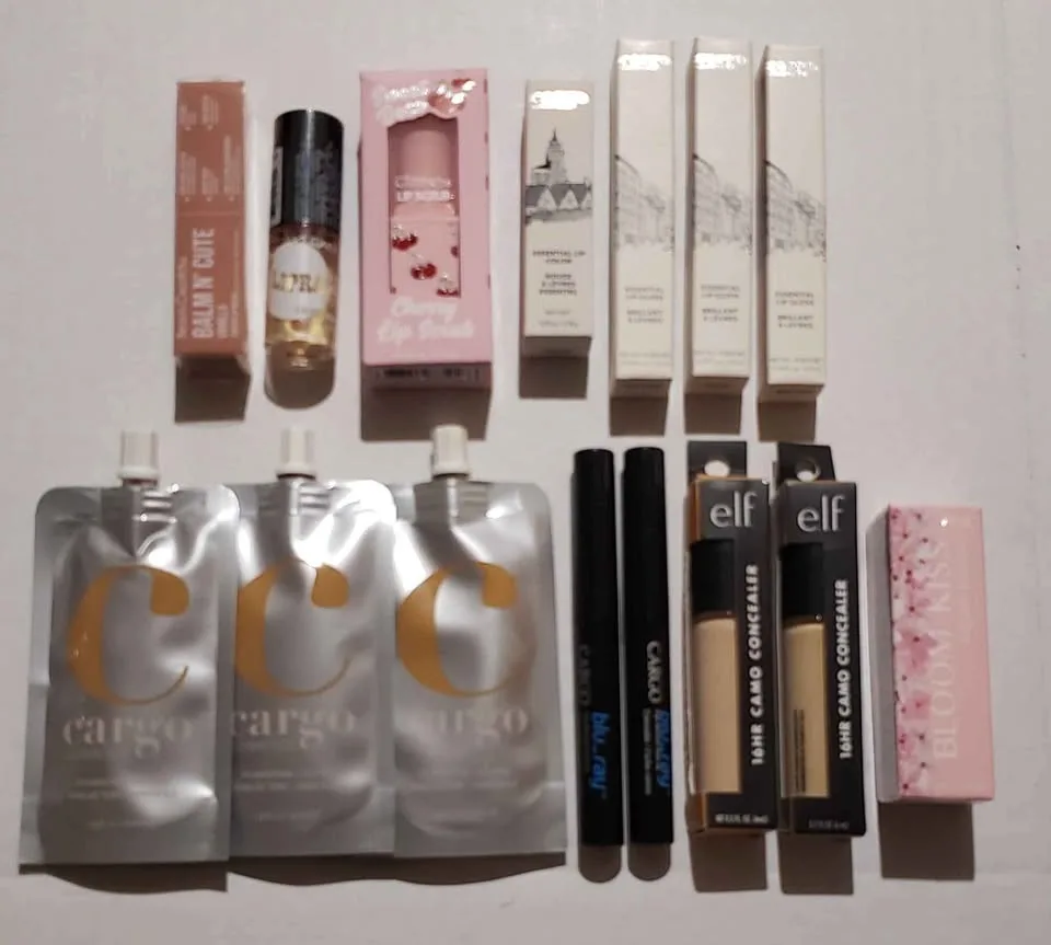 BEAUTY MEGA BUNDLE! 200+ Pieces of Makeup image indicator(5)