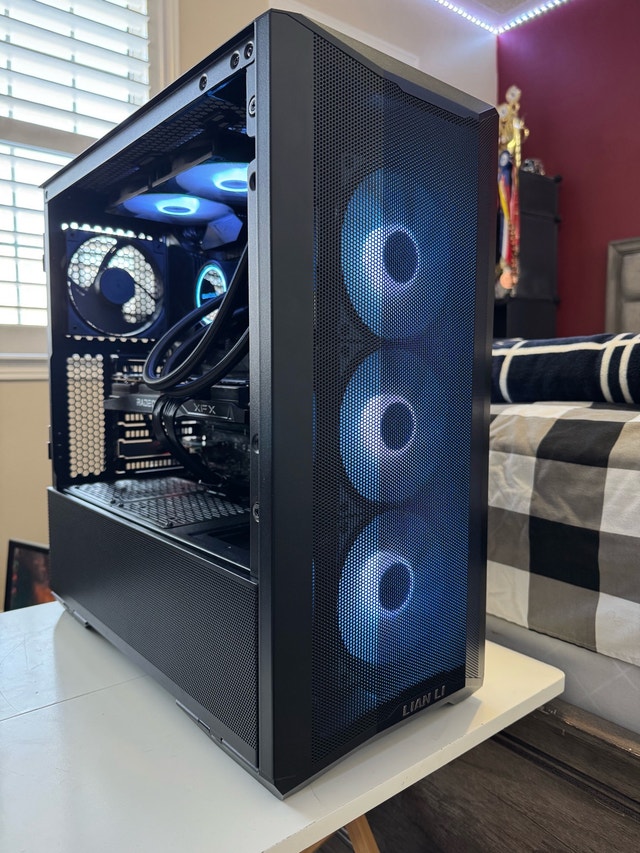 Gaming PC (i7 11700K + RX 6700XT + 16GB DDR4)
