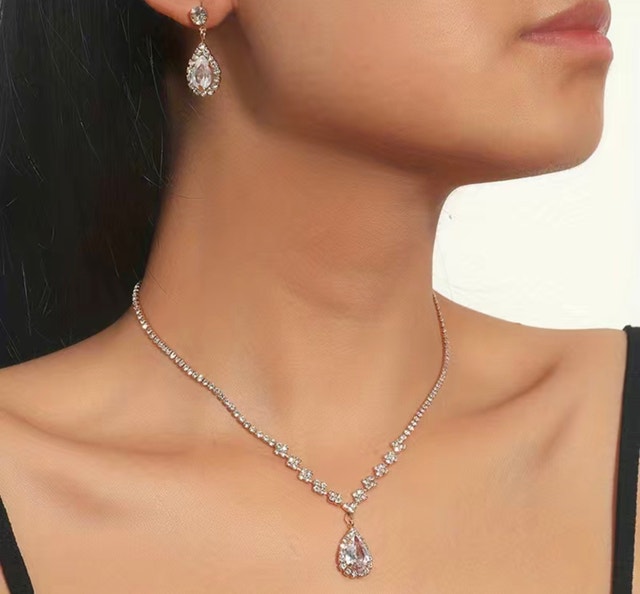 Elegant Necklace with earrings - BRAND NEW