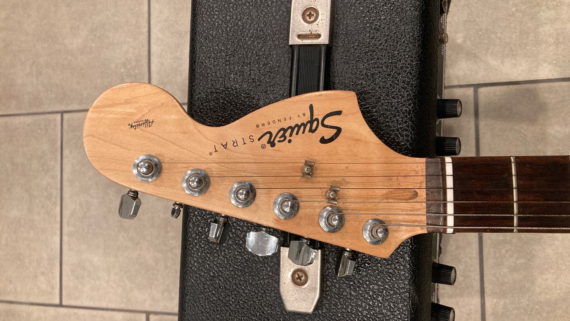 Fender Squier Stratocaster - photo 2