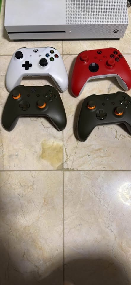 Xbox 1 with storage, 4 wireless controllers, 8 games - photo 3