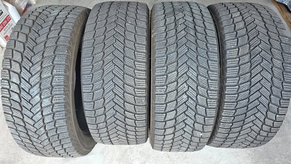 275/45/21 Michelin Winter Tires - 95% Tread