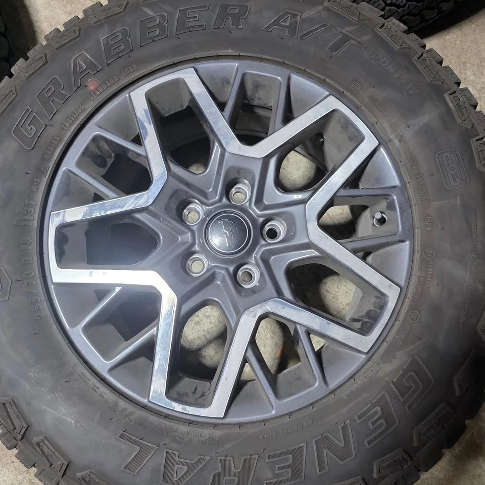 255/70/18 General A/T Tires w/ Jeep Rims & TPMS - photo 2