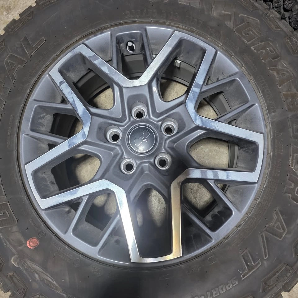 255/70/18 General A/T Tires w/ Jeep Rims & TPMS - photo 3