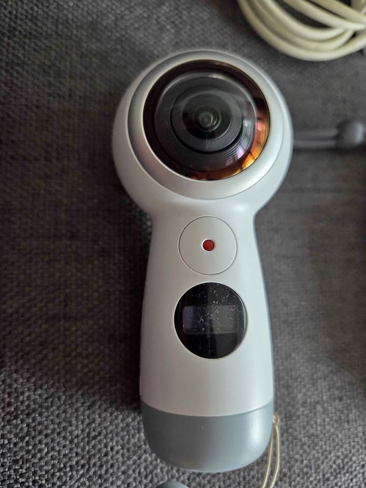 Samsung Gear 360 (2017) 360 Camera w/ Sleeve & Case