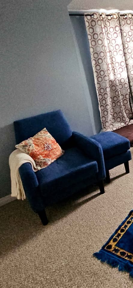 Accent chair with ottoman - photo 2