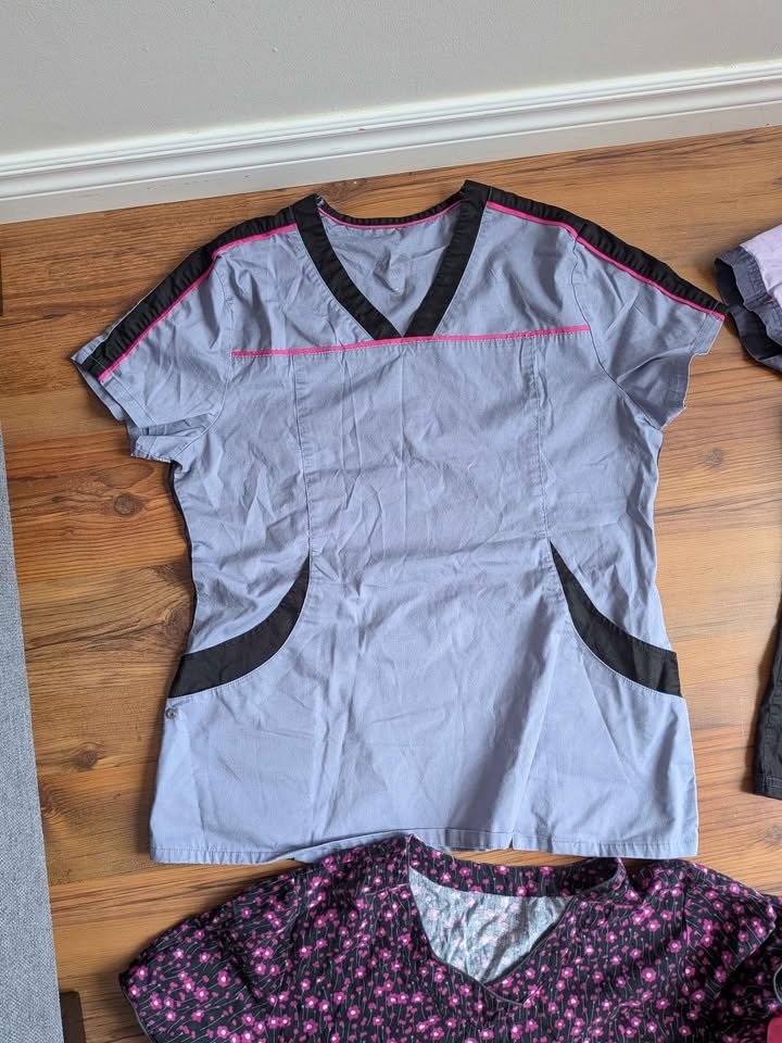 🏆Set of 4 Scrub Tops (Large & XL) - photo 2