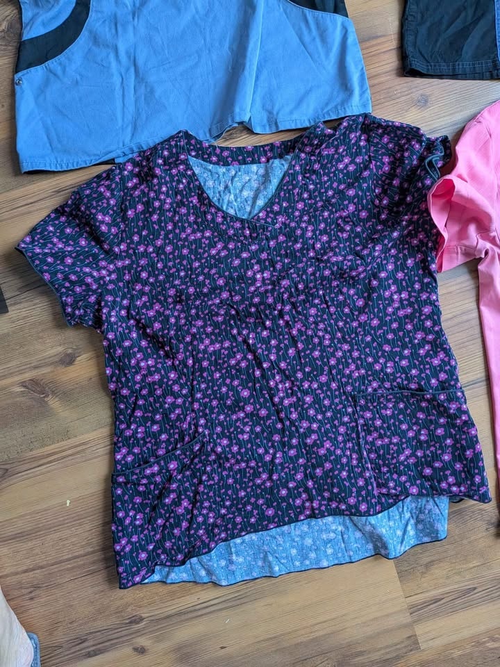🏆Set of 4 Scrub Tops (Large & XL) - photo 3