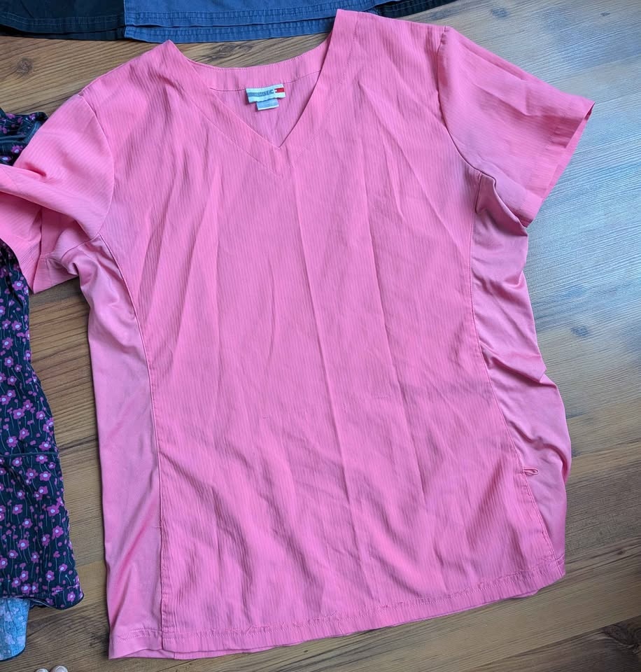 🏆Set of 4 Scrub Tops (Large & XL) - photo 4