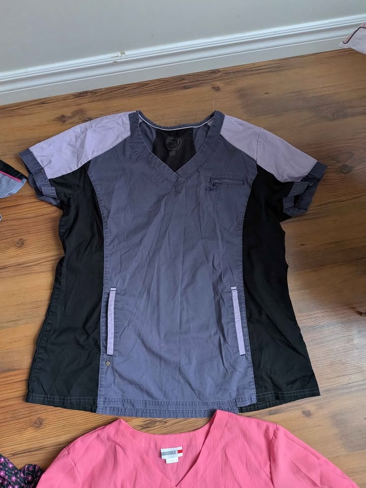 🏆Set of 4 Scrub Tops (Large & XL) - photo 5