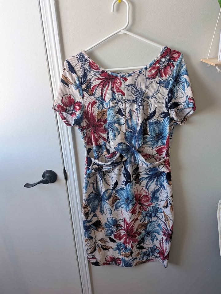 🏆 Beautiful floral dress in like new condition